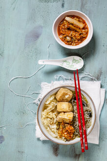 Asiatische Nudelsuppe mit Kraut, Tofu, Shirataki-Nudeln und hausgemachtem Kimchi - SBDF03520