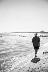 Älterer Mann geht am Meer entlang - FOLF06991