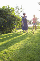 Frauen spielen Kubb im Garten - FOLF07011