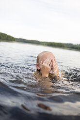 Mädchen beim Baden im See - FOLF07012