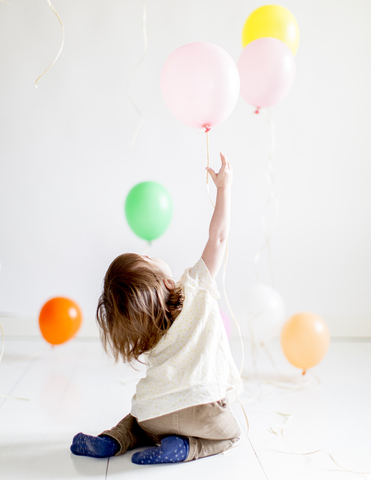 Mädchen spielt mit Luftballons, lizenzfreies Stockfoto