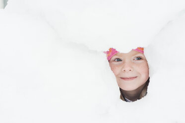 Mädchen spielt im Schnee - FOLF07075