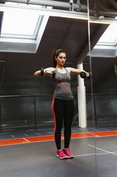 Junge Frau trainiert im Fitnessstudio - FOLF07090