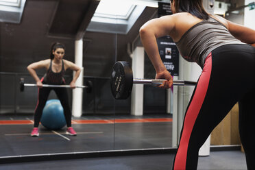 Junge Frau trainiert im Fitnessstudio - FOLF07097