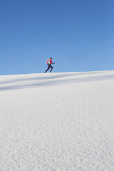 Frau läuft an einem verschneiten Tag - FOLF07105