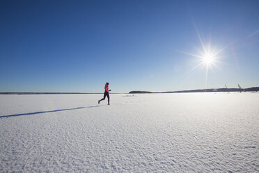 Frau läuft an einem verschneiten Tag - FOLF07107