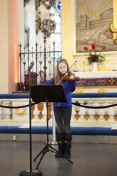 Mädchen spielt Geige auf der Bühne - FOLF07126