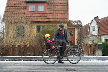 Mann mit Fahrrad und Sohn auf dem Rücksitz - FOLF07135