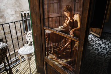 Spiegelung einer Frau auf dem Balkon - FOLF07150