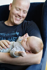 Smiling father holding baby boy - FOLF07155