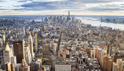 Cityscape of New York City under cloudy sky - FOLF07223