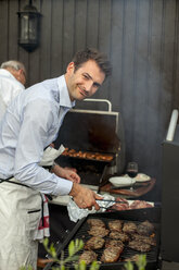 Zwei Männer grillen Fleisch - FOLF07258