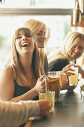 Lachende und Bier trinkende Frauen in einer Bar - FOLF07278