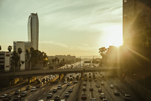 Stadtstraße in Los Angeles bei Sonnenuntergang - FOLF07279