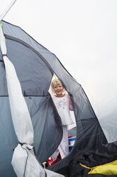 Lächelndes Mädchen im Pyjama in grauem Zelt stehend - FOLF07299