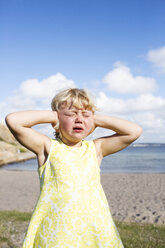 Girl crying on beach - FOLF07306