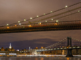 Beleuchtete Brücken von Brooklyn und Manhattan - FOLF07341