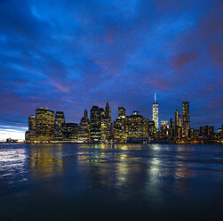 Beleuchtete Wolkenkratzer in New York City bei Sonnenuntergang - FOLF07342