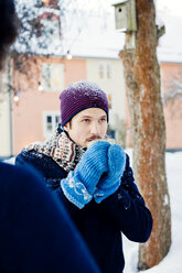 Mann trinkt heiße Schokolade im Winter im Freien - FOLF07353