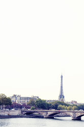 Brücke über die Seine mit dem Eiffelturm im Hintergrund - FOLF07364