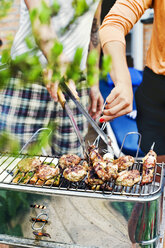 Ehepaar grillt Fleisch auf dem Grill - FOLF07367