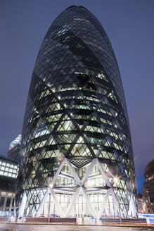 Sir Norman Foster Building in der Londoner City bei Nacht - FOLF07393