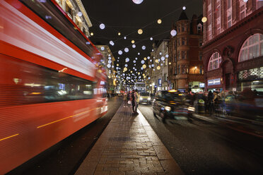 Weihnachtsdekoration in London bei Nacht - FOLF07396