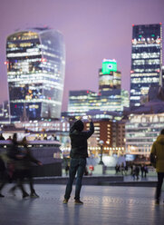 Junger Mann fotografiert die Londoner City bei Nacht - FOLF07399
