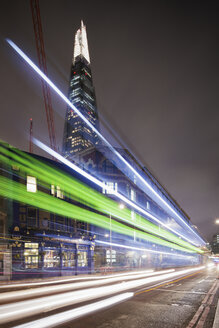 Beleuchteter Shard-Wolkenkratzer in der Londoner City mit Lichtspuren im Vordergrund - FOLF07402