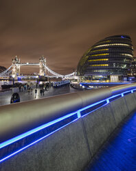 Beleuchtete Tower Bridge und City Hall in der City of London bei Nacht - FOLF07403