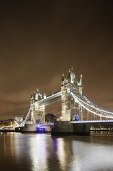 Beleuchtete Tower Bridge über der Themse in der Londoner City bei Nacht - FOLF07404