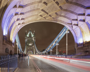 Ampelstrecke entlang der Tower Bridge in der Londoner Innenstadt bei Nacht - FOLF07405