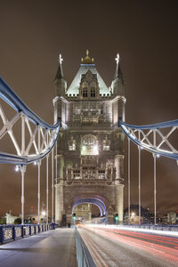 Ampelstrecke entlang der Tower Bridge in der Londoner Innenstadt bei Nacht - FOLF07406