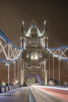 Ampelstrecke entlang der Tower Bridge in der Londoner Innenstadt bei Nacht - FOLF07406