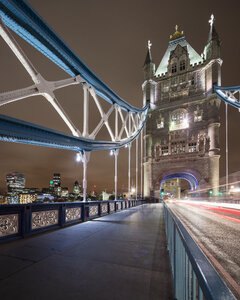 Fußgängerweg der Tower Bridge in der Londoner City bei Nacht - FOLF07407