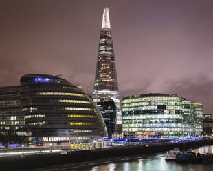 UK, England, London, Beleuchtetes Rathaus und Shard-Wolkenkratzer in der Londoner City bei Nacht - FOLF07409