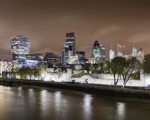 Tower of London und beleuchteter Innenstadtbezirk City bei Nacht - FOLF07410