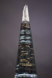 Beleuchteter Shard-Wolkenkratzer in der Londoner City bei Nacht - FOLF07412