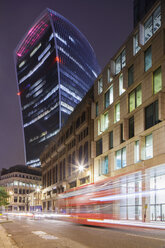 Beleuchteter Wolkenkratzer in der City of London bei Nacht - FOLF07413