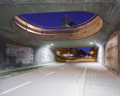 Straße unter Brücke mit Gebäude im Hintergrund - FOLF07428