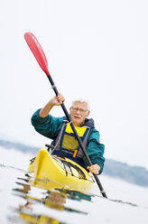 Senior man paddling kayak - FOLF07484