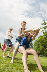 Frauen spielen Tauziehen auf Gras - FOLF07486