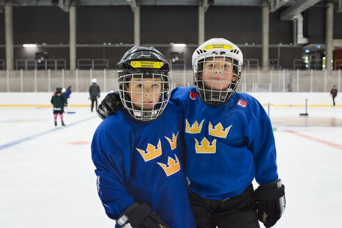 Junge männliche Eishockeyspieler auf dem Eis - FOLF07507