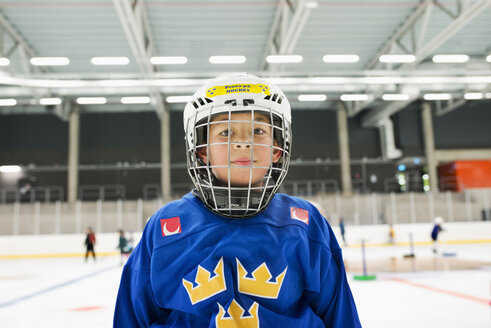 Porträt eines jungen männlichen Eishockeyspielers auf dem Eis - FOLF07508