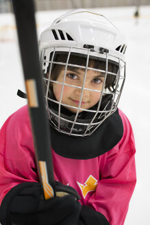 Porträt eines Mädchens im Eishockeytrikot - FOLF07511