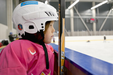 Mädchen im Eishockeytrikot am Geländer - FOLF07512