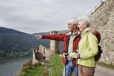 Deutschland, Rheingau, glückliches Seniorenpaar mit Blick auf die Aussicht - RORF01241