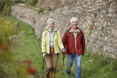 Deutschland, Rheingau, glückliches Seniorenpaar beim gemeinsamen Wandern - RORF01245