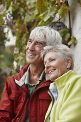 Porträt eines glücklichen älteren Paares - RORF01256