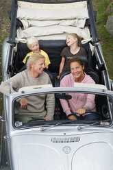 Familie mit Kindern im Auto - FOLF07566